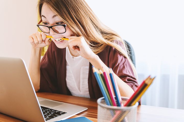 Guide to effective writing strategies: woman working at her laptop